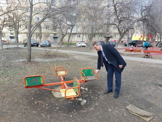 Александр Юдин проверил состояние детских и спортивных площадок на территории своего избирательного округа